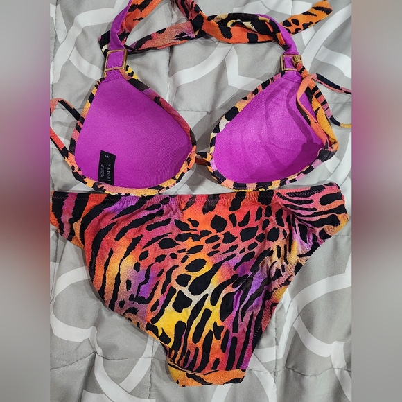 Natori Swim Set, Top is XS and Bottom is S - Picture 2 of 4